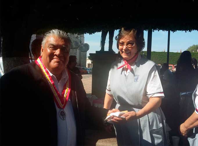 repartimos tamales a las familias