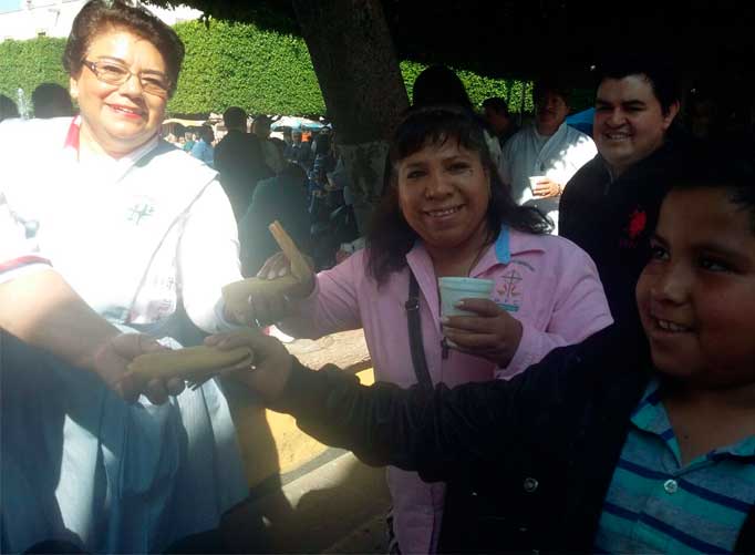 repartimos tamales a las familias