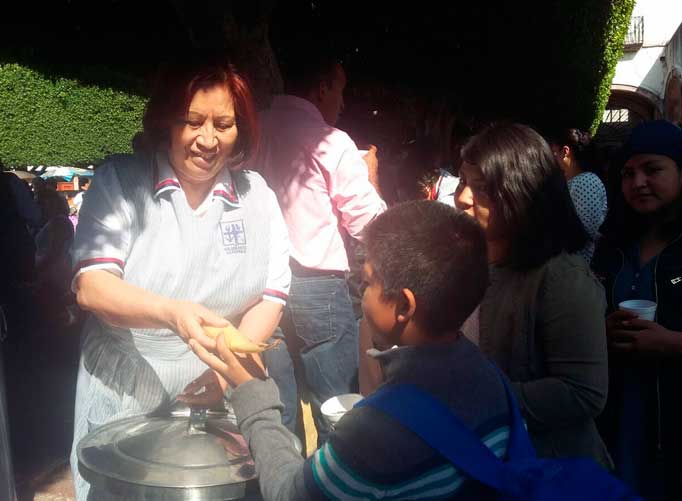 repartimos tamales a las familias